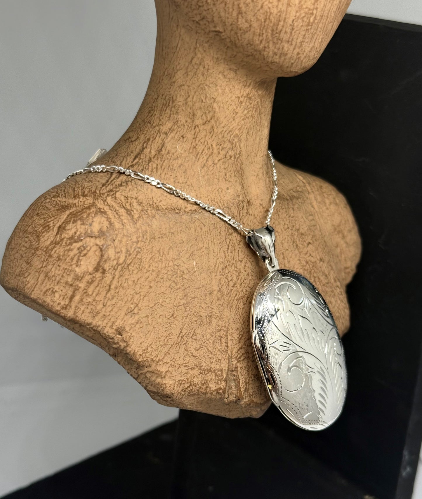 Large classic oval, locket, sterling silver, 925, with engraved pattern