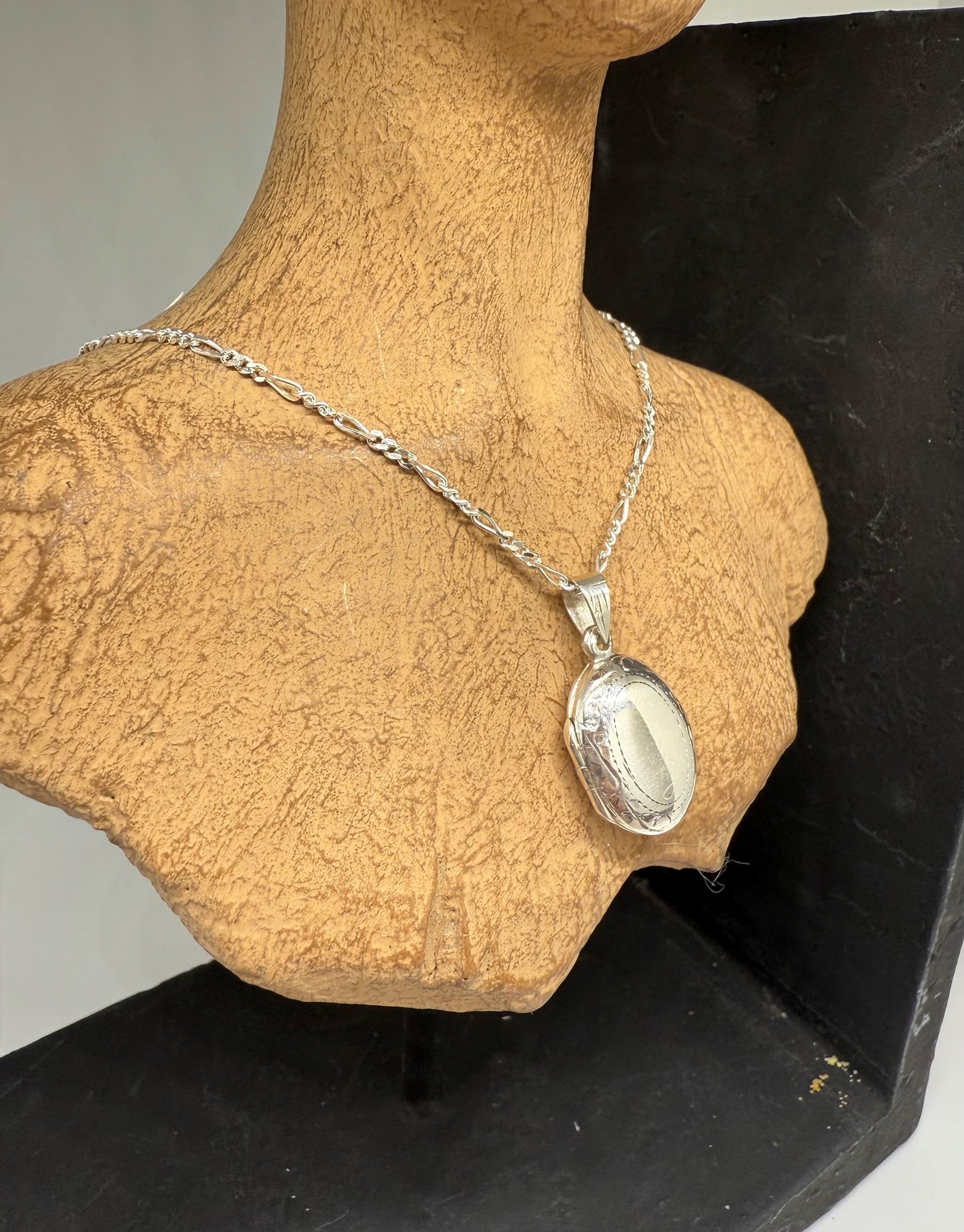 Oval shaped locket in sterling silver, 925. With antique frame boarder