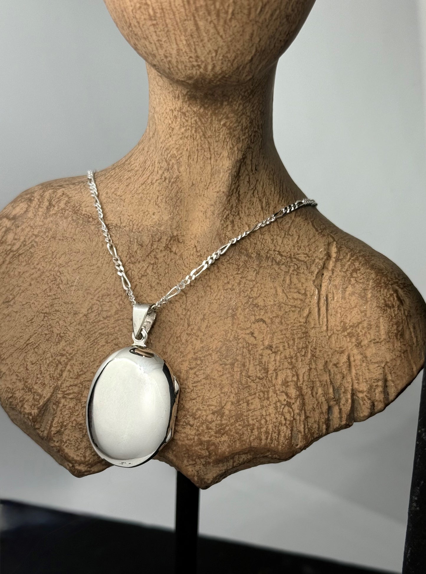 Silver 925, Oval locket with pattern on the frame