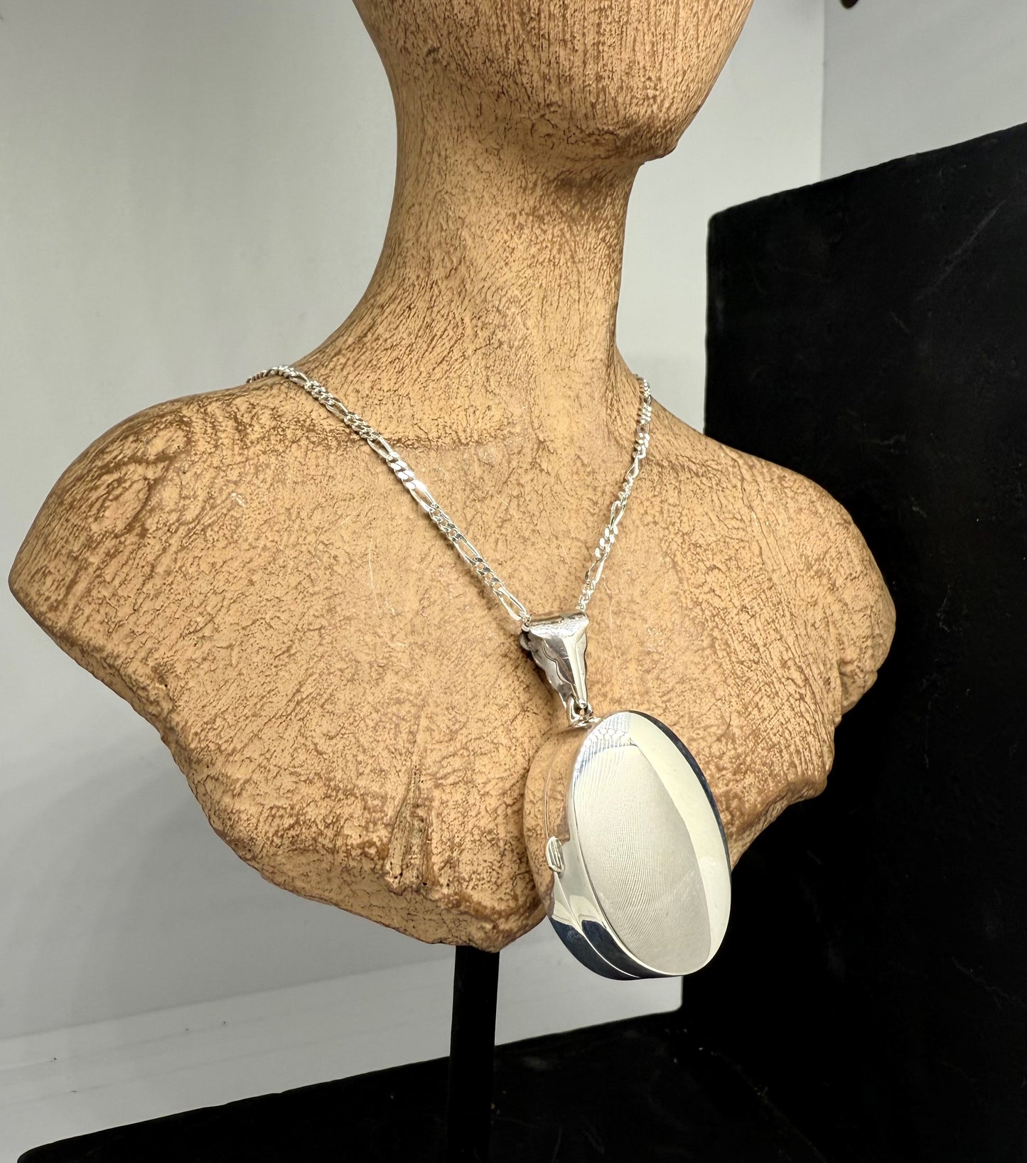 Plain oval shaped sterling silver 925 locket.