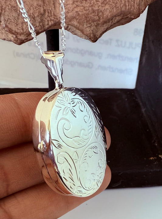 Classic Oval shaped locket in sterling silver 925,  with pattern
