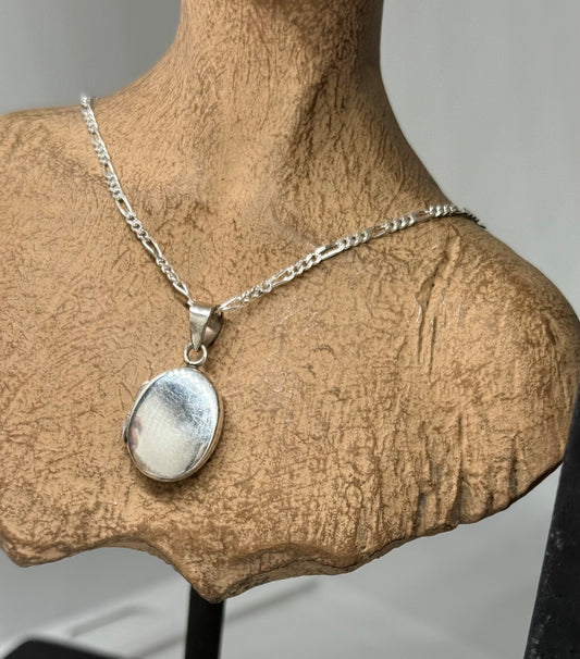 Silver 925, Oval locket with pattern on the frame