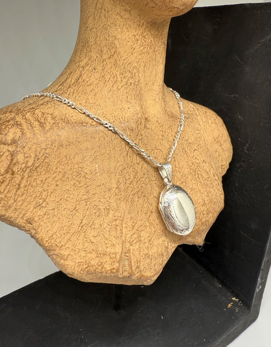 Oval shaped locket in sterling silver, 925. With antique frame boarder