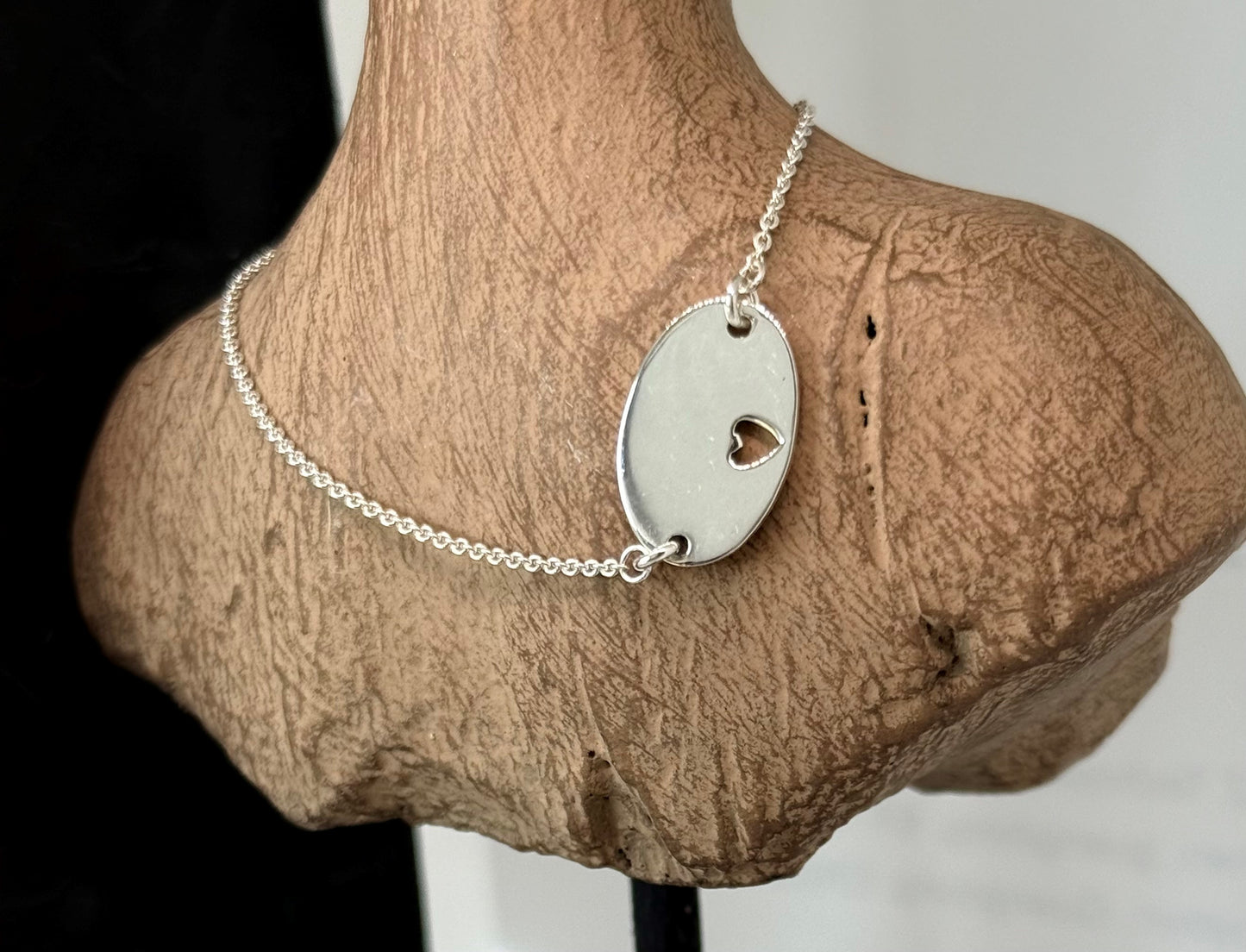 Dainty silver 925 bracelet with oval heart cut out plate